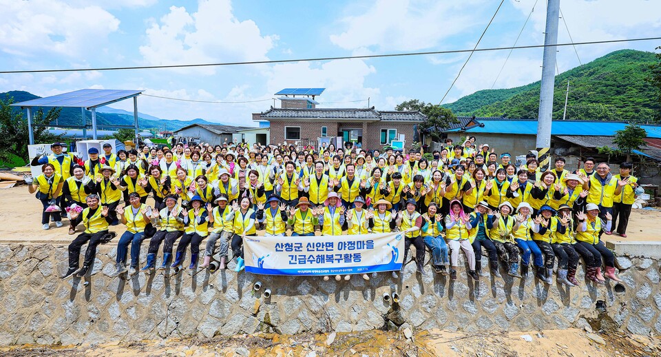 지난 7월 기록적인 폭우로 극심한 수해가 발생한 경남 산청군으로 달려가 긴급 복구에 나선 하나님의 교회 신자들. (사진=하나님의 교회 제공) 지난 7월 기록적인 폭우로 극심한 수해가 발생한 경남 산청군으로 달려가 긴급 복구에 나선 하나님의 교회 신자들. (사진=하나님의 교회 제공)