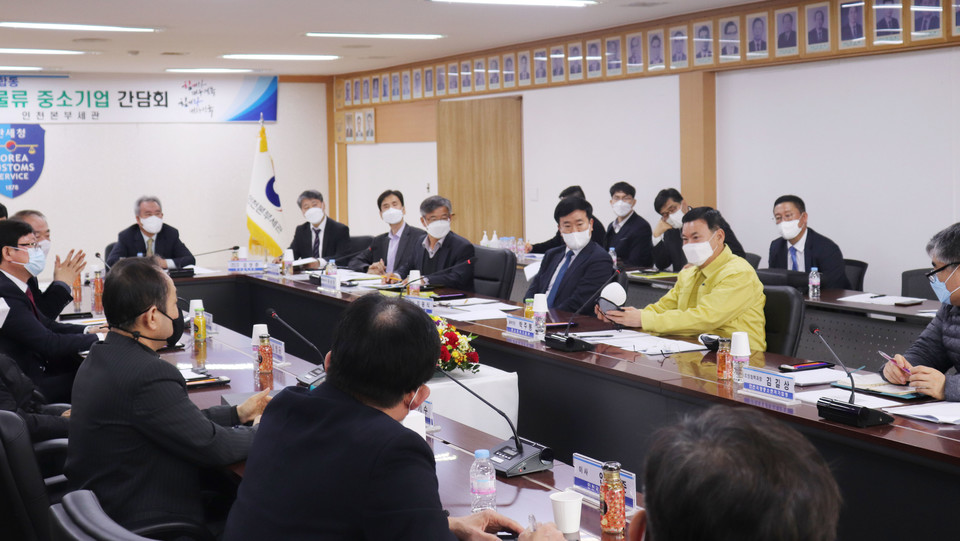 박주봉 중소기업 옴부즈만이 패션마스크를 살피며 수출, 물류기업의 어려움을 청취하고 있다. (출처: 중소벤처기업부)