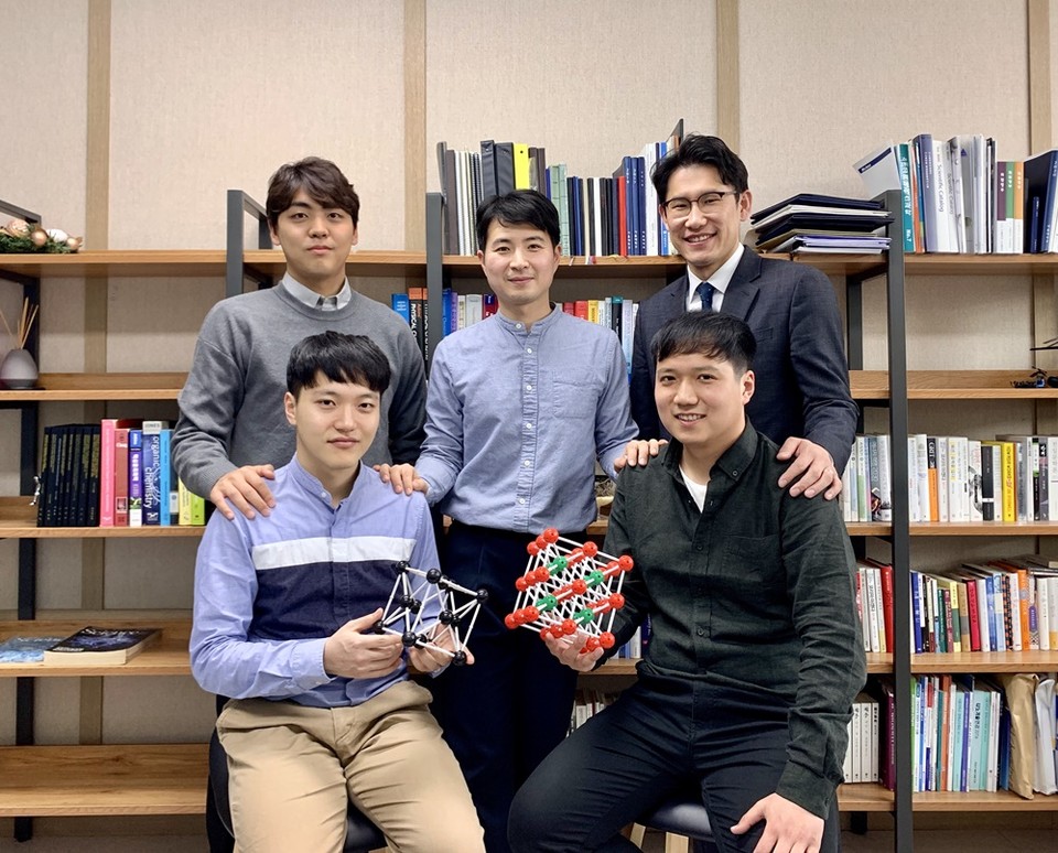 나노 입자의 ‘3차원 증명사진’을 촬영할 수 있는 기술을 세계 최초로 개발한 IBS 박정원 연구위원(서울대 교수) 연구팀. (윗줄 왼쪽부터) 김성인, 김병효, 박정원 교수, (아랫줄 왼쪽부터) 강도훈, 허준영. (출처: 삼성전자)