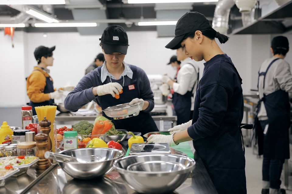위쿡 송파점 공유주방에서 식품을 제조하는 모습. (출처: 위쿡)