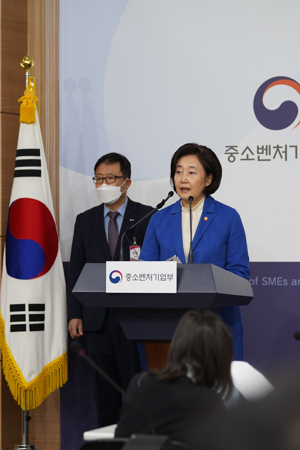 27일, 정부서울청사 별관에서 박영선 중소벤처기업부 장관이 코로나19 위기를 극복하고 디지털 경제로의 대전환을 대비하기 위한 4대 후속과제를 발표하고 있다. (출처: 중소벤처기업부)
