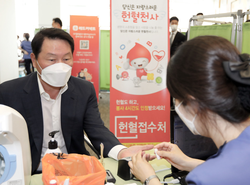 최태원 회장이 헌혈하고 있다. (출처: SK텔레콤)