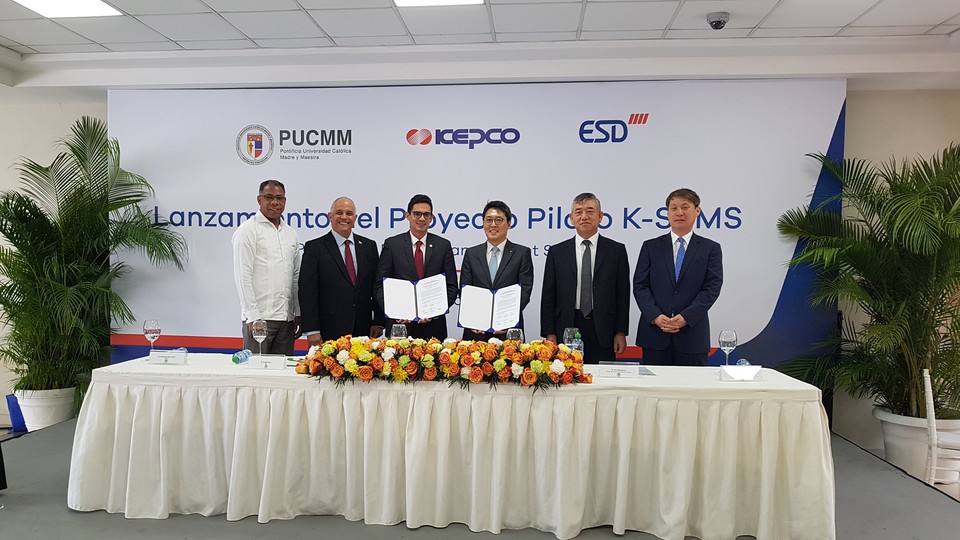 (왼쪽부터)남부배전사 사장 라다메스 델 까르멘, CNE 위원장 안갤 카노, PUCMM대학 부총장 끼에로 게라 뻬냐, 한전 신재생사업처장 이준호, 주 도미니카 한국대사 김병연, ESD사장 최상민이 한전에너지관리시스템 준공식을 개최하고 기념촬영을 하고 있다. (출처: 한국전력)