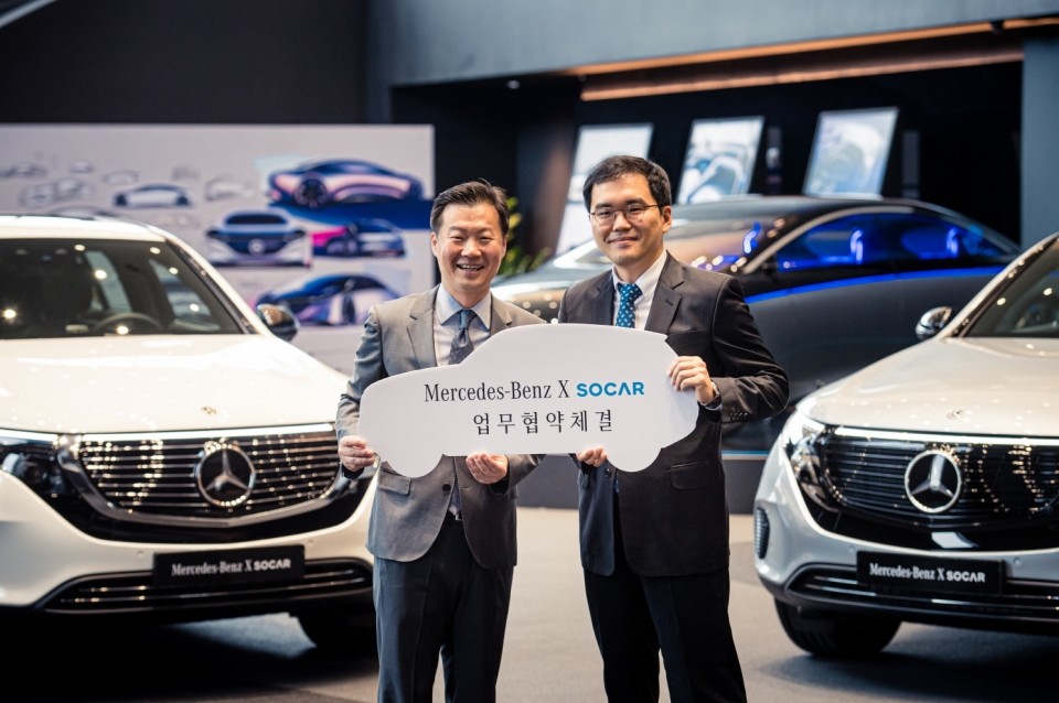 쏘카 위현종 부사장(오른쪽)과 메르세데스-벤츠 코리아 이상국 세일즈 부문 총괄 부사장(왼쪽)이 업무 협약(MOU)을 체결하고 있다. (출처: 쏘카)