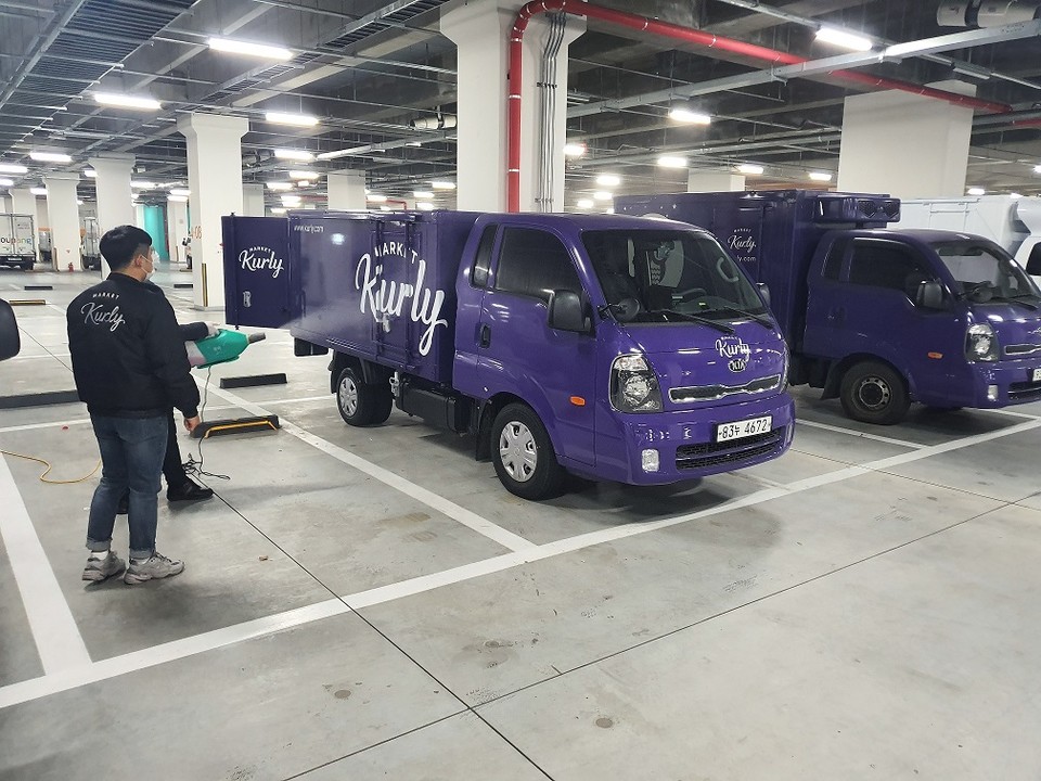 신종 코로나 바이러스 감염 예방을 위해 마켓컬리 샛별배송 차량 외부에 방역을 하고 있다. (출처: 컬리)