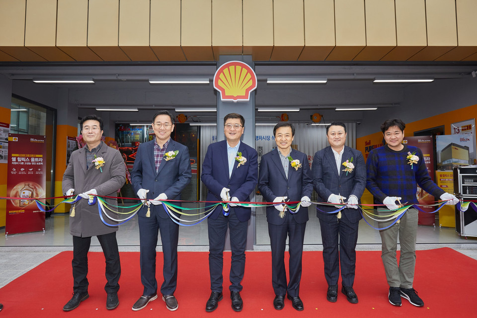 (왼쪽부터)고기강 한국쉘 상무, 이승봉 한국쉘 상무, 강진원 한국쉘 사장, 김대연 한국쉘 전무, 이민형 알엠커뮤니케이션 대표, 김준 한국쉘 상무가 테이프 커팅식을 진행하고 기념촬영을 하고 있다. (출처: 한국쉘석유)