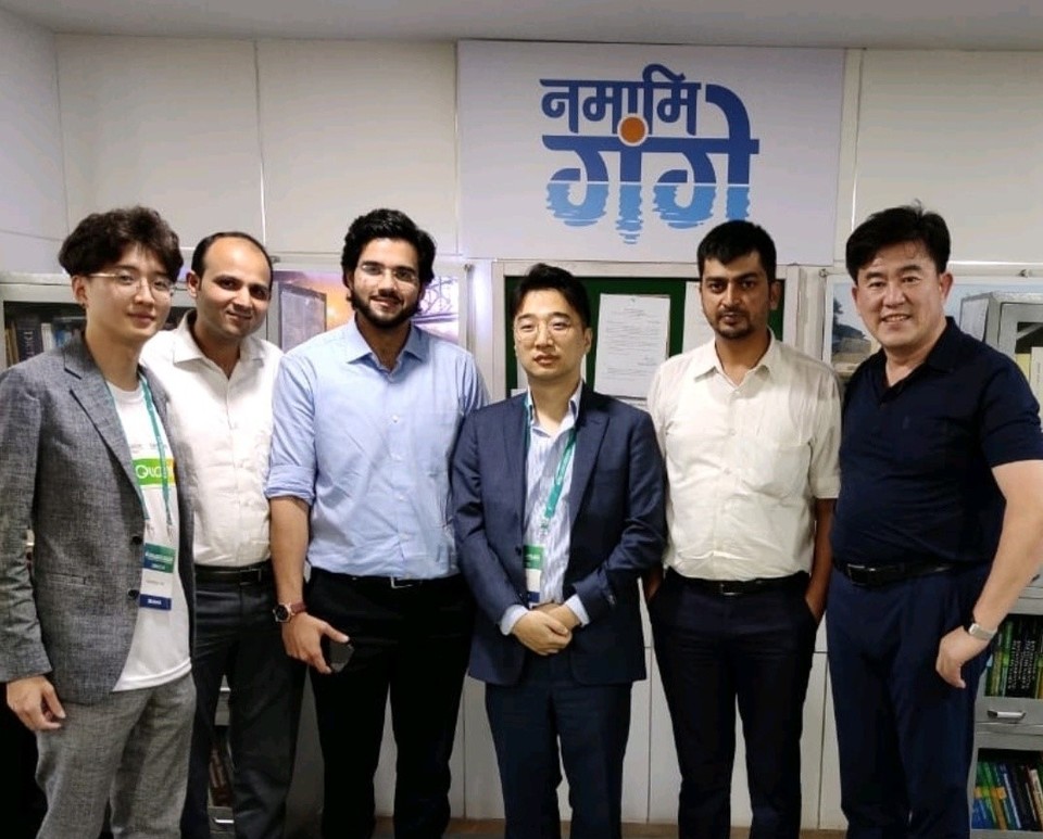 파이퀀트 피도연 대표와(좌측 네번째) 임현채 이사의(좌측 첫번째) 겐지스강 수자원 관리 공사(Namami Gange) 방문 모습. (출처: 선을만나다)
