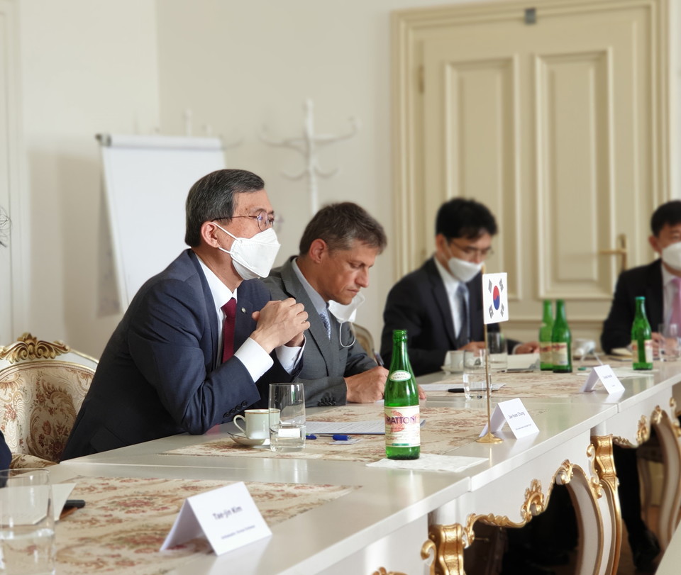 정재훈 한수원 사장이 체코 시각으로 2일 오전 체코총리 공관에서 야로슬라브 밀 원전특사를 만나 한-체코간 신규원전사업 관련 협력방안에 대해 논의했다. (출처: 한수원)