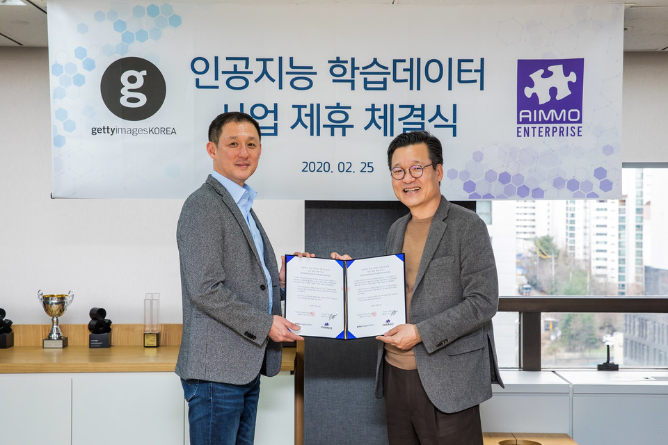 에이모 오승택 대표(좌)와 게티이미지코리아 박건원 대표(우)가 ‘인공지능 학습 데이터 구축’ 협약 체결 후 기념촬영을 하고 있다. (출처: 에이모)