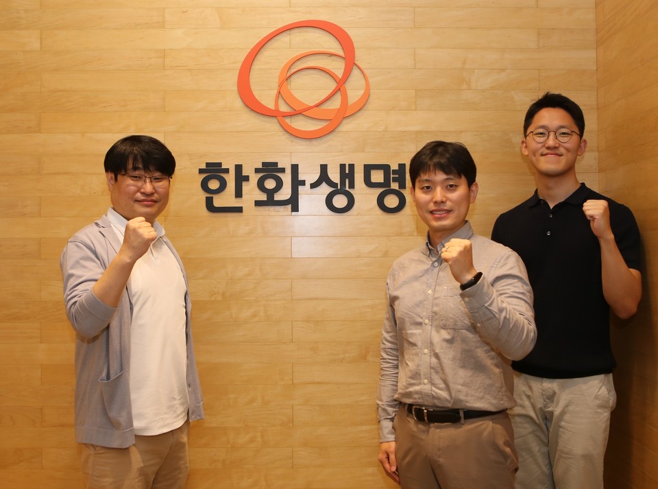 (왼쪽부터)한화생명 보험코어S구축TF팀의 이승우 차장, 한화시스템의 곽한빈 과장, 황기승 대리가 업계 최초로 특허청 기술 특허를 획득하고 기념촬영을 하고 있다. (출처: 한화생명)