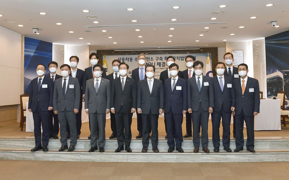 협약식 사진(맨 앞줄 왼쪽 4번째)성윤모 산업부 장관, (5번째)정세균 국무총리, (6번째)황창화 한난 사장. (출처: 한국지역난방공사)