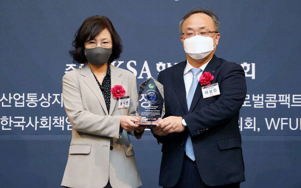 (왼쪽부터)윤지현 한국지역난방공사 사회가치혁신실장와 이상진 한국표준협회회장)(출처: 한국난방공사)