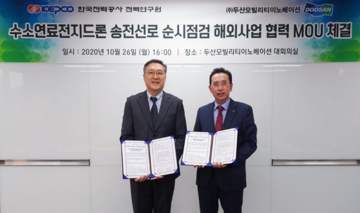 두산모빌리티이노베이션(DMI)은 26일, 경기도 용인에 있는 DMI 본사에서 한국전력공사 전력연구원과 ‘수소드론을 활용한 송전선로 점검사업’ 해외사업 협력 양해각서를 체결했다. 협약식에 참석한 이두순 DMI 대표(왼쪽)와 이정빈 전력연 부원장이 협약서를 들고 기념촬영을 하고 있다. (출처: 두산모빌리티)