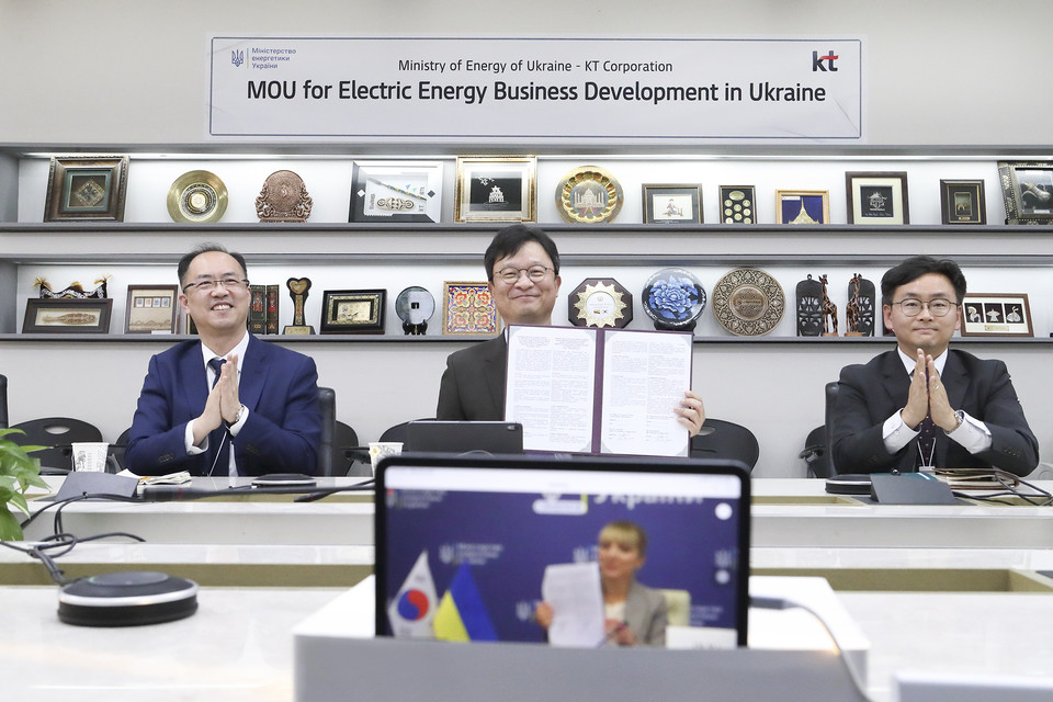 KT 김영우 글로벌사업본부장(상단 가운데)과 우크라이나 올가 부스라뷔에트 에너지부 장관(하단)이 화상으로 업무협약을 체결한 후 기념사진을 촬영하는 모습. (출처: KT)