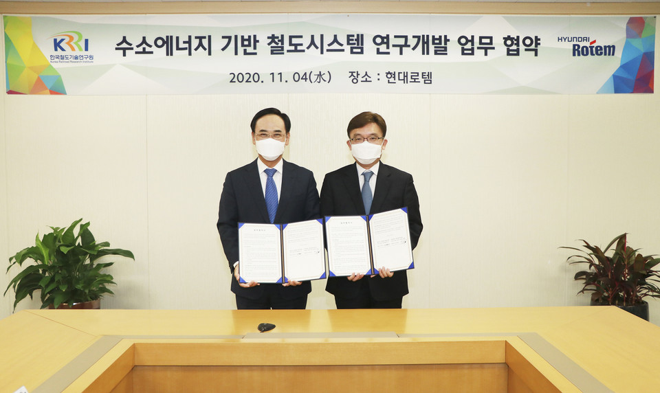 왼쪽부터 이용배 현대로템 대표이사와 나희승 철도연 원장이 기술협력을 추진하고 기념촬영을 하고 있다(출처: )