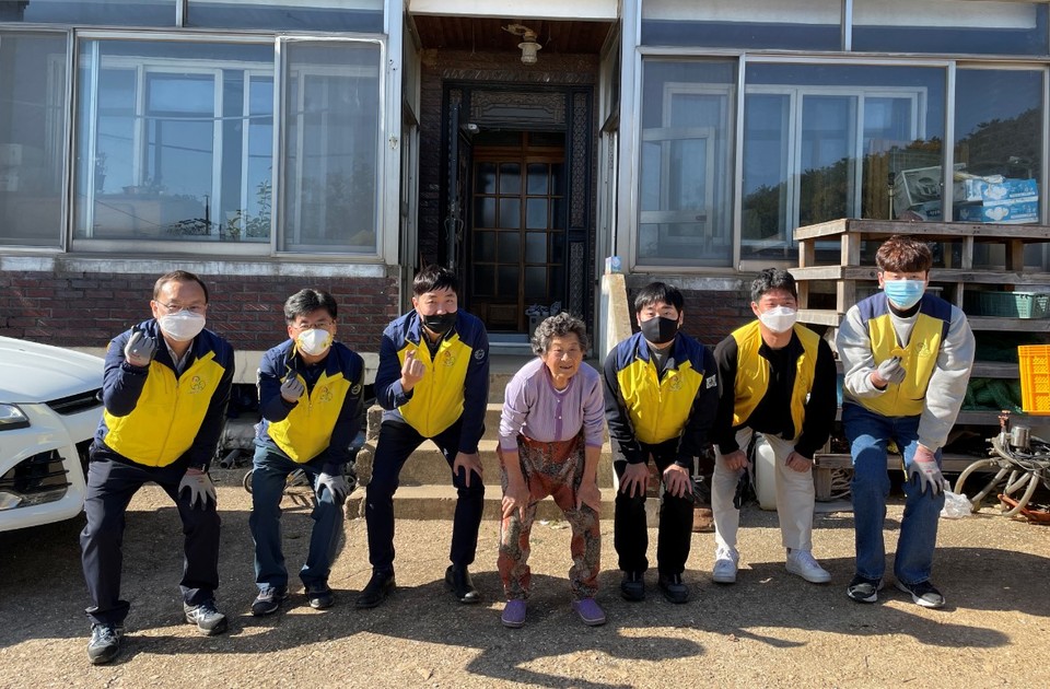 한전KPS 영흥사업처 한마음봉사단원들이 홀로 계신 어르신 가정의 LED 등기구를 교체하는 등 봉사활동을 실시했다. (출처: 한전KPS 영흥사업처)