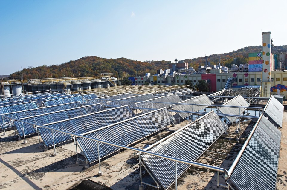 샘표식품 이천 공장에 설치된 태양열 집열기 (출처: 샘표식품)