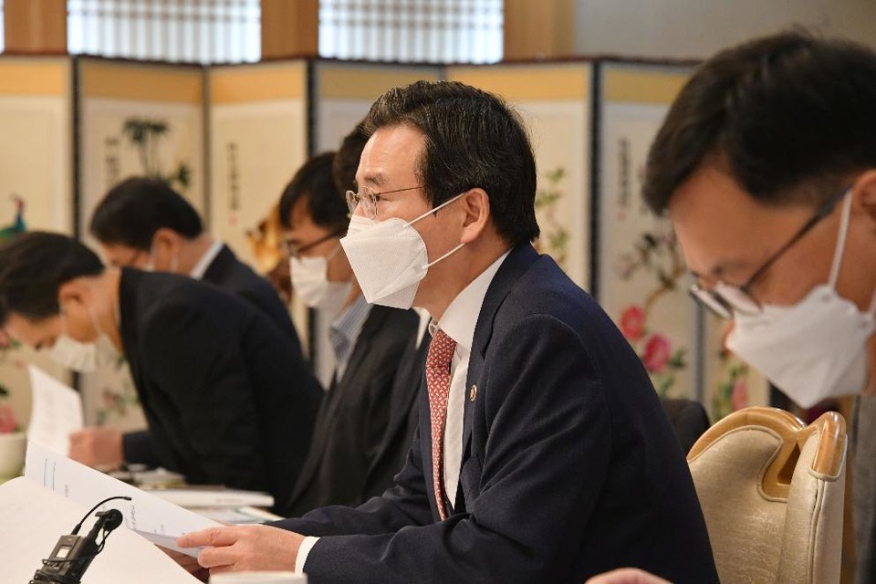 김용범 기획재정부 차관이 지난 20일 정부서울청사에서 열린 ‘제32차 혁신성장 전략점검회의 겸 정책점검회의 겸 제5차 한국판 뉴딜 점검 TF 회의’를 주재하고 있다. (출처: 기획재정부)