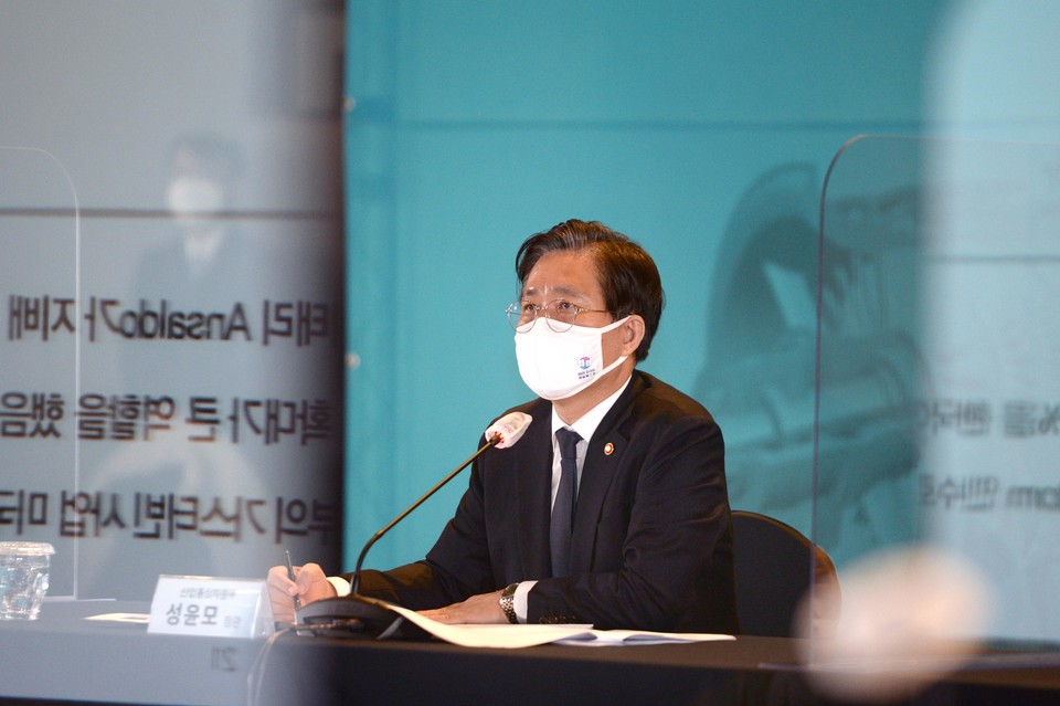 성윤모 산업통상자원부 장관이 11월 30일 한국중부발전 서울발전본부에서 열린 간담회에서 인사말을 하고 있다. (출처: 산업통상자원부 )