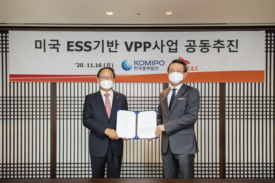 11월 16일(월) 한국중부발전(주)와 SK E&S가 ESS기반의 VPP사업 공동추진계약을 체결하고 기념촬영을 하고 있다. [중부발전 박형구 사장(좌),  SK E&S 유정준 사장(우)]. (출처: 한국중부발전)