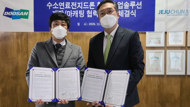 이두순 DMI 대표(오른쪽)와 송진영 제주천지 대표가 ‘수소연료전지드론을 활용한 농업 솔루션 개발’ 업무협약식을 마치고 기념사진을 촬영하고 있다. (출처: 두산모빌리티이노베이션)