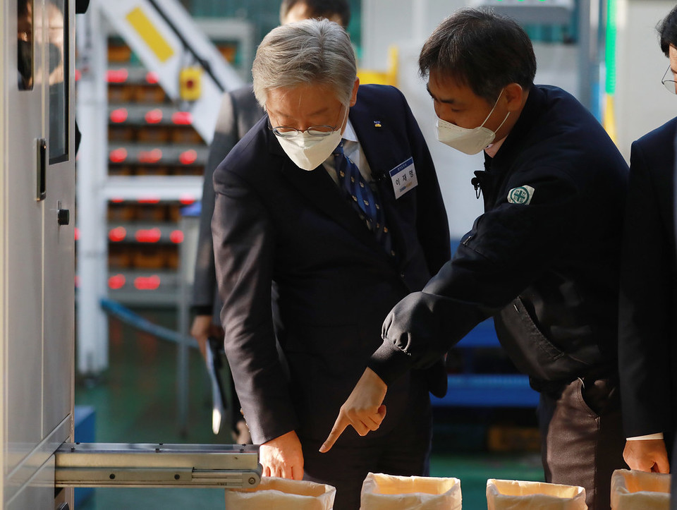 지난달 22일 경기도 시흥시 시화공단 스마트공장 구축 기업 현장을 방문한 이재명 경기도지사 (출처: 경기도)