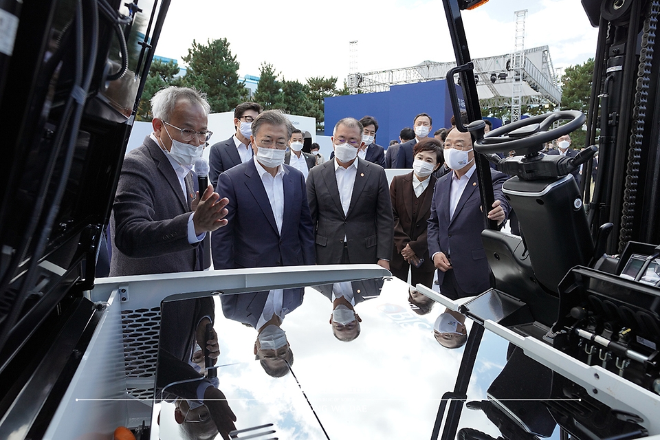 문재인 대통령이 지난해 10월 30일 현대자동차 울산공장에서 현대건설기계의 수소 지게차를 살펴보고 있다 (사진: 청와대 제공)