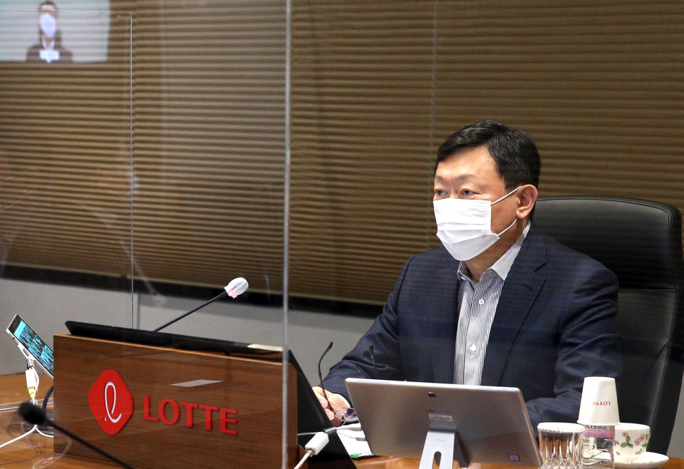 13일, 신동빈 롯데 회장이 화상회의 방식으로 진행된 '2021 상반기 롯데 VCM(Value Creation Meeting)'에 참여하고 있다. (출처: 롯데)