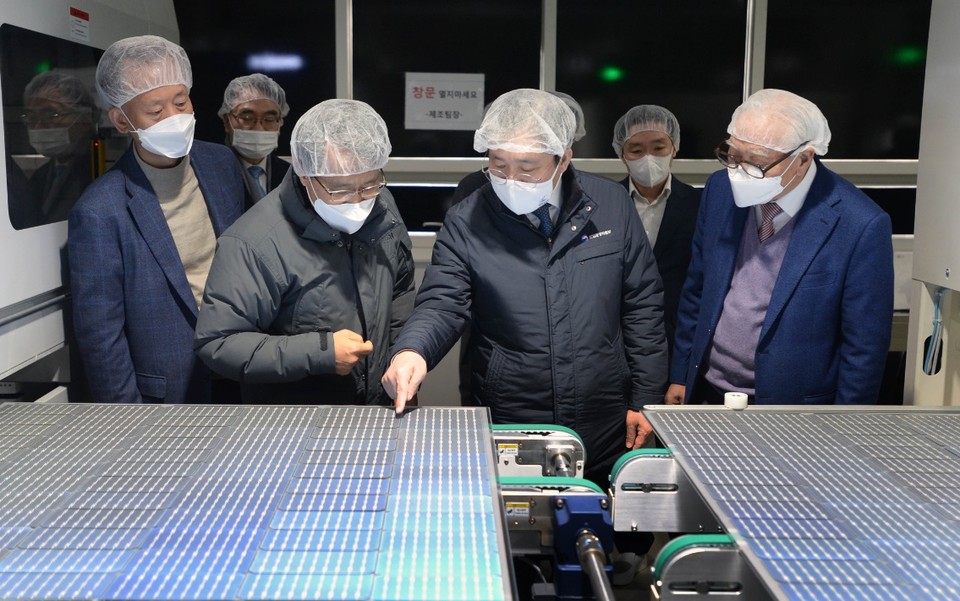 성윤모 산업통상자원부 장관이 올해부터 본격 가동되기 시작하는 태양광 모듈 제조기업인 신성이엔지 전북 김제공장을 방문하여 태양광 모듈 제조공정 현장을 둘러보고 있다. (출처: 산업통상자원부)