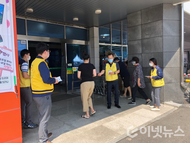 한전KPS 영흥사업처 직원들이 청렴 정책 전단을 나눠주며 공공기관의 청렴 정책에 대해 홍보하고 있다. (출처: 한전KPS)