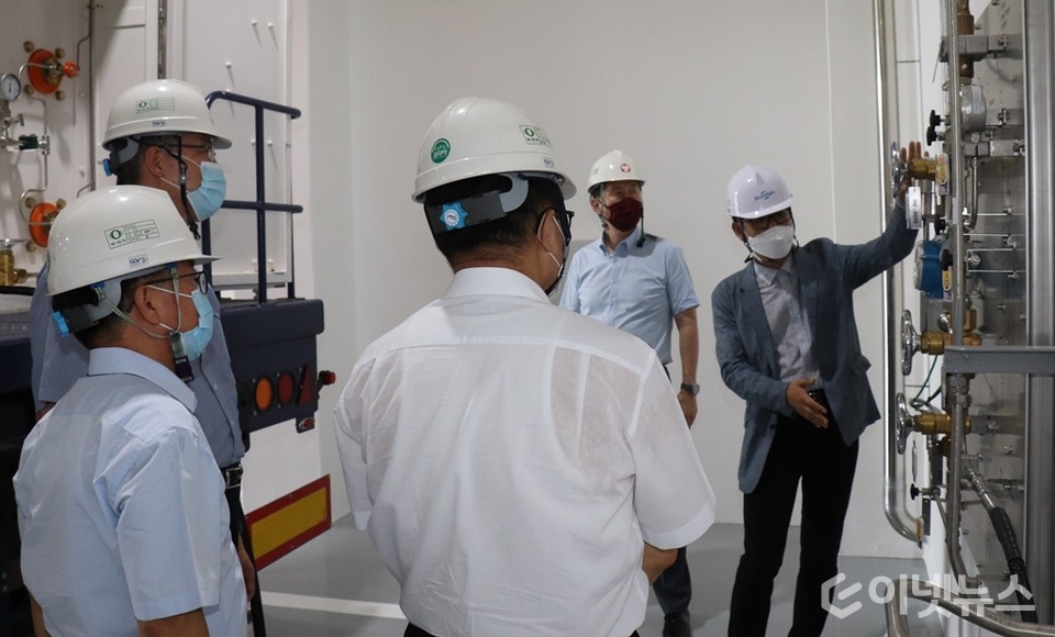 관계자들이 대구 1호 수소 충전소 안전점검을 하고 있다. (출처: 대성에너지)