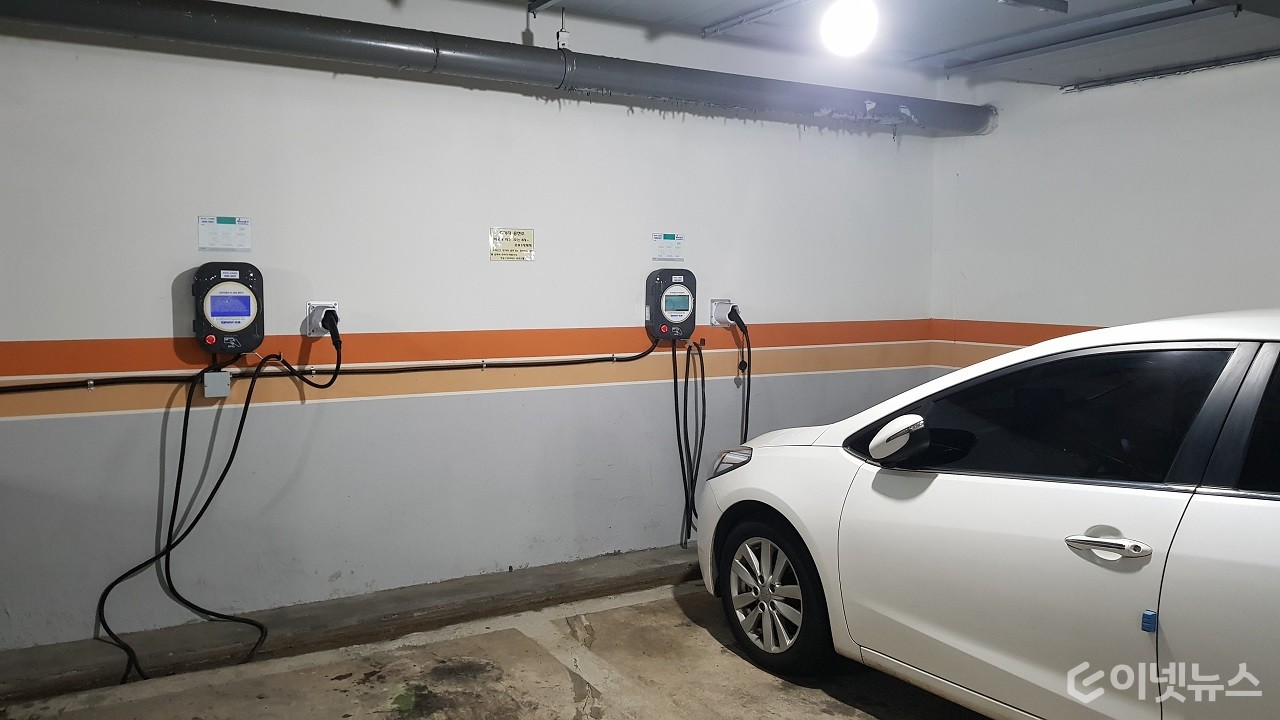 경기도 성남의 한 아파트 주차장에 설치된 전기차 충전기. 충전하지 않는 차량이 주차했다. (출처: 이넷뉴스)