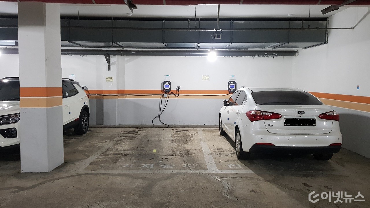 경기도 성남의 한 아파트 주차장에 설치된 전기차 충전 구역에 충전 하지 않는 차량이 주차되어 있다. (출처:이넷뉴스 )