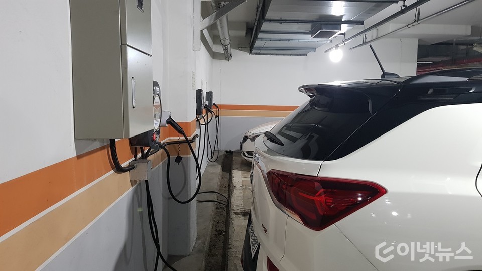 경기도 성남의 한 아파트 주차장에 설치된 전기차 충전 구역에 충전 하지 않는 차량이 주차되어 있다. (출처:이넷뉴스 )