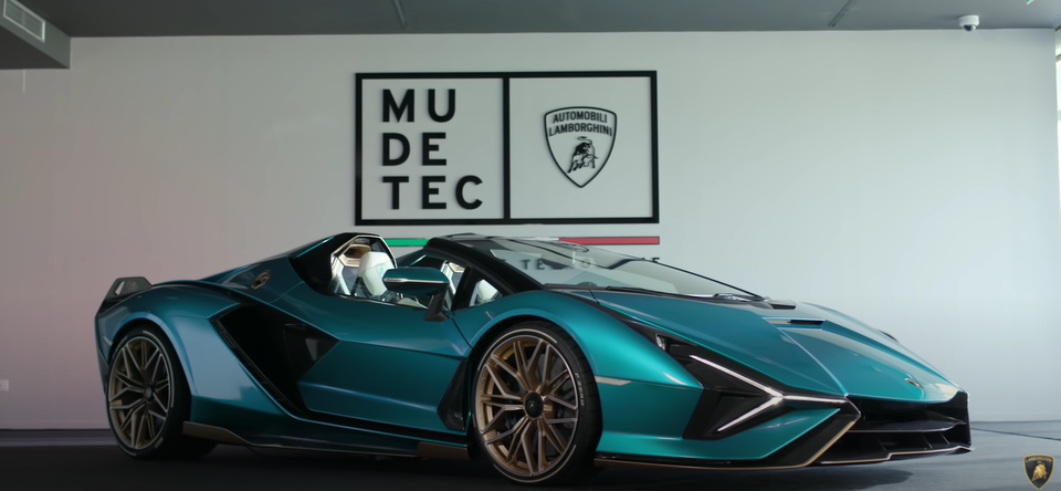 혁신적인 슈퍼 캐페시터 기술이 적용돼 화제를 모았던 람보르기니 사의 한정판 자동차, 시안 로드스터. (사진 출처: 람보르기니 유튜브 채널 영상 갈무리)