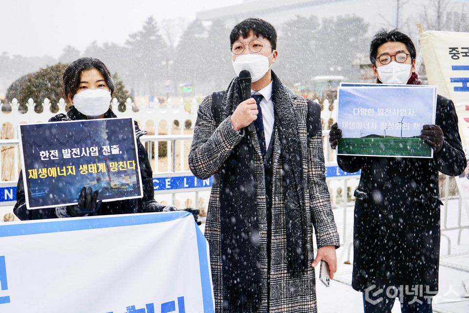연대발언 중인 임재민 에너지전환포럼 사무처장 대행. (사진: 기후솔루션)