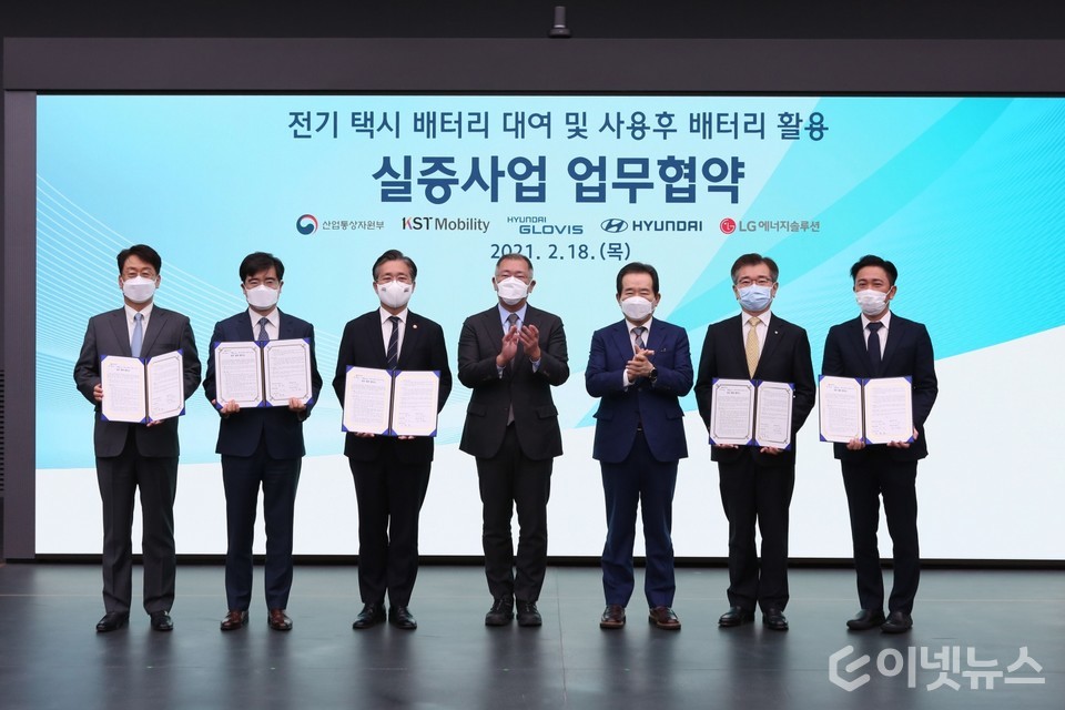 왼쪽부터 현대글로비스 김정훈 사장, 현대자동차 공영운 사장, 산업통상자원부 성윤모 장관, 현대차그룹 정의선 회장, 정세균 국무총리, LG에너지솔루션 김종현 사장, KST모빌리티 이행렬 대표가 MOU 체결 후 기념 사진 촬영을 하고 있다. (사진=현대자동차그룹)