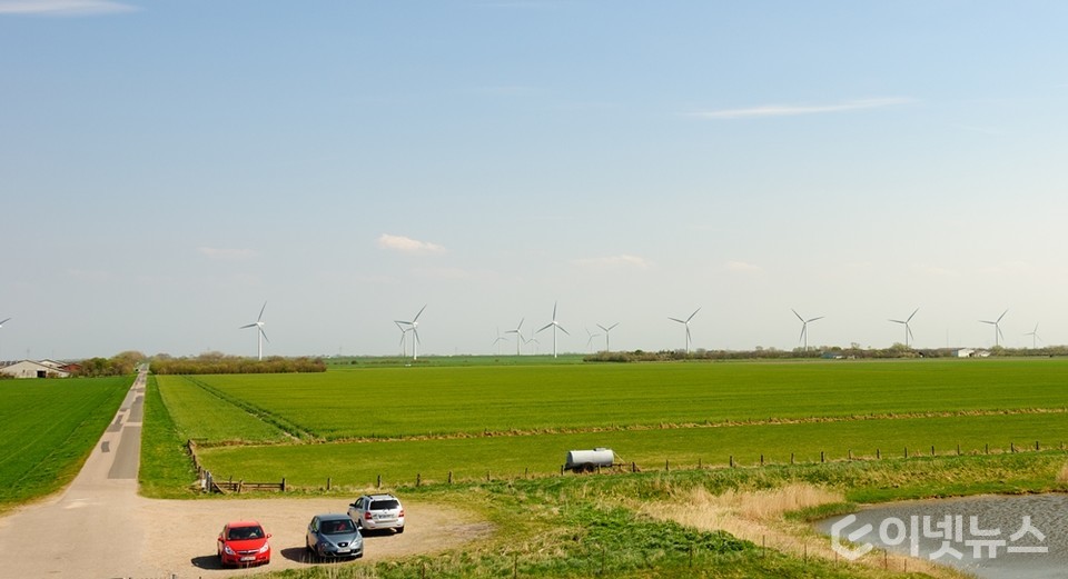 독일 슐레스비히홀슈타인주 뤼브케코흐 마을에 설치된 풍력 발전 시설들 (사진=Wikipedia)