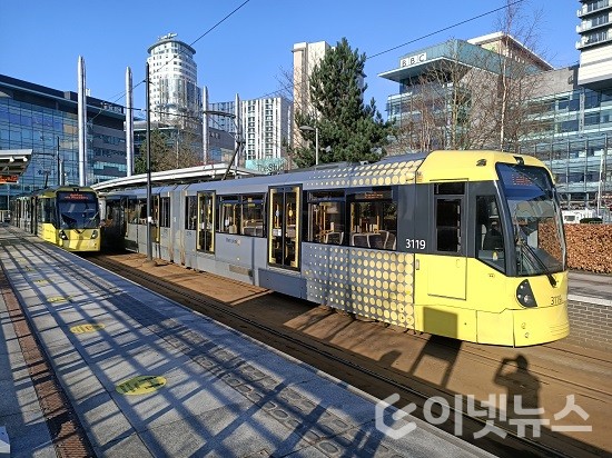 영국 맨체스터 미디어시티를 지나고 있는 트램의 모습 (사진=김범규 기자)