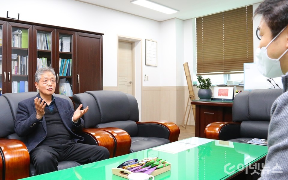 정형종 노을그린에너지 대표(왼쪽)와 김규민 이넷뉴스 발행인(오른쪽). (사진=이넷뉴스)