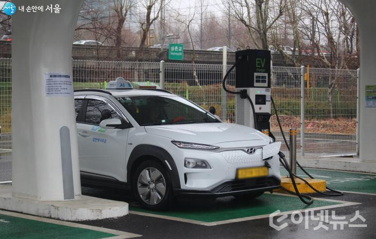 급속 충전 중인 전기 택시 (사진=서울시)
