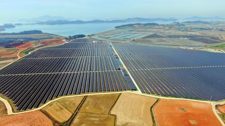 전남 무안 바닷가 10만평 농지의 태양광 시설. (사진=최병성 초록생명평화연구소 소장 제공)