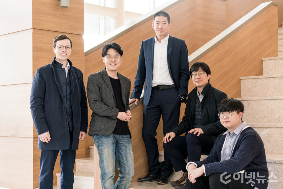 왼쪽부터 스테판 링게 DGIST 교수, 김형준 KAIST 교수, 최창혁 GIST 교수, 김우열 숙명여대 교수, 김동현 GSIT 박사 과정생 (사진=GIST)