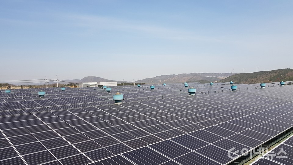  경주 천북산단 대성메탈 공장 지붕에 설치된 태양광패널. (사진=한수원)