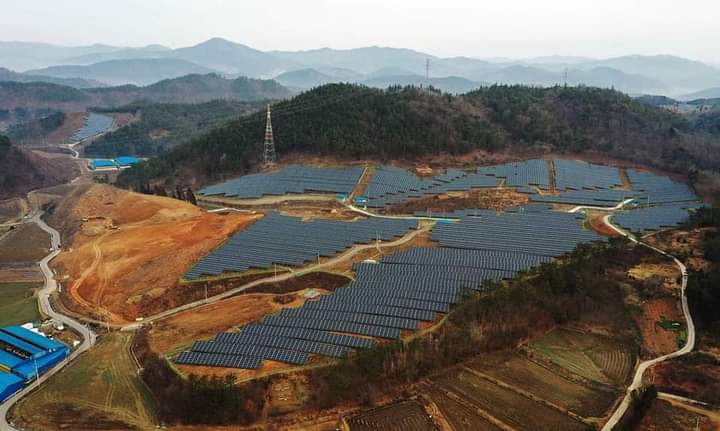 산을 깍아 내고 나무를 베고 들어선 농촌탱양광발전 시설. (사진=초록생명평화연구소 최병성 소장 제공)