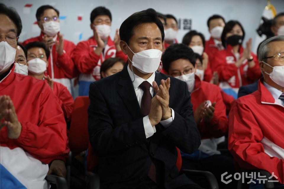 오세훈 서울시장이 지난 7일 재·보궐선거 출구조사에서 자신이 크게 앞선다는 결과가 나오자 국민의힘 관계자 및 캠프 인사들과 박수를 치고 있다. (사진=오세훈 캠프)
