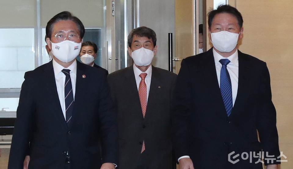 최태원 대한상의 회장(오른쪽)과 성윤모 산업통상자원부 장관(왼쪽)이 행사장으로 이동하고 있다. (사진=대한상의)