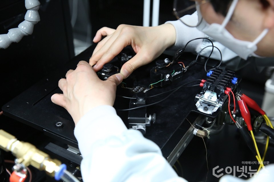 연구원이 효율 측정을 위해 태양전지 샘플을 솔라시뮬레이터 거치대에 올려 준비하고 있다. (사진=에너지연)