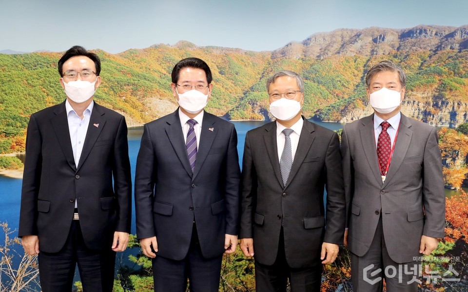 (오른쪽부터)한상철 기획처장, 윤의준 총장, 김영록 도지사, 윤병태 부지사가 기념촬영을 하고 있다, (사진=전남도)