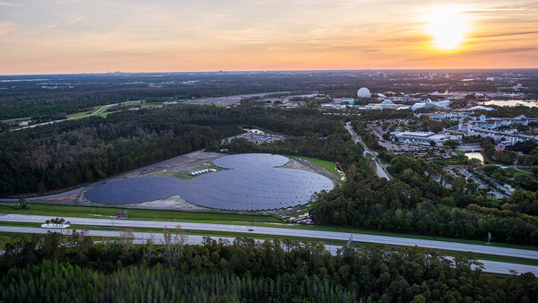 디즈니월드는 1백만 제곱 미터, 50MW 태양광 시설을 설치해 운영하고 있다. (사진 출처 : 디즈니월드 블로그)